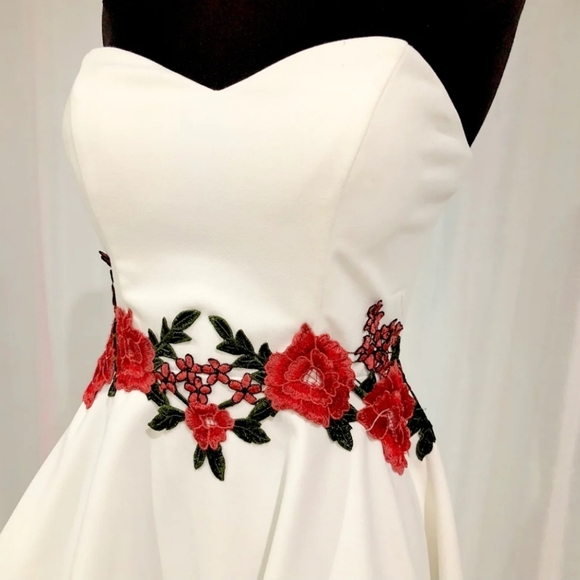 Size 3/4 Short White Strapless Embroidered floral waistband Back zipper. - Picture 6 of 9